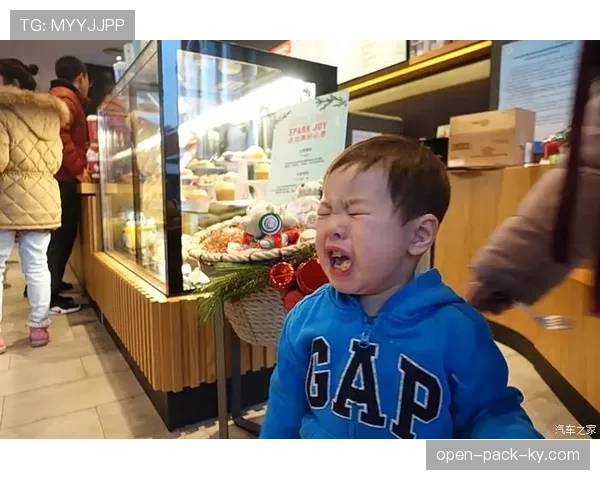 扎克拉文穿着破帽衫去咖啡店，结账那页账单把周围空气掏空